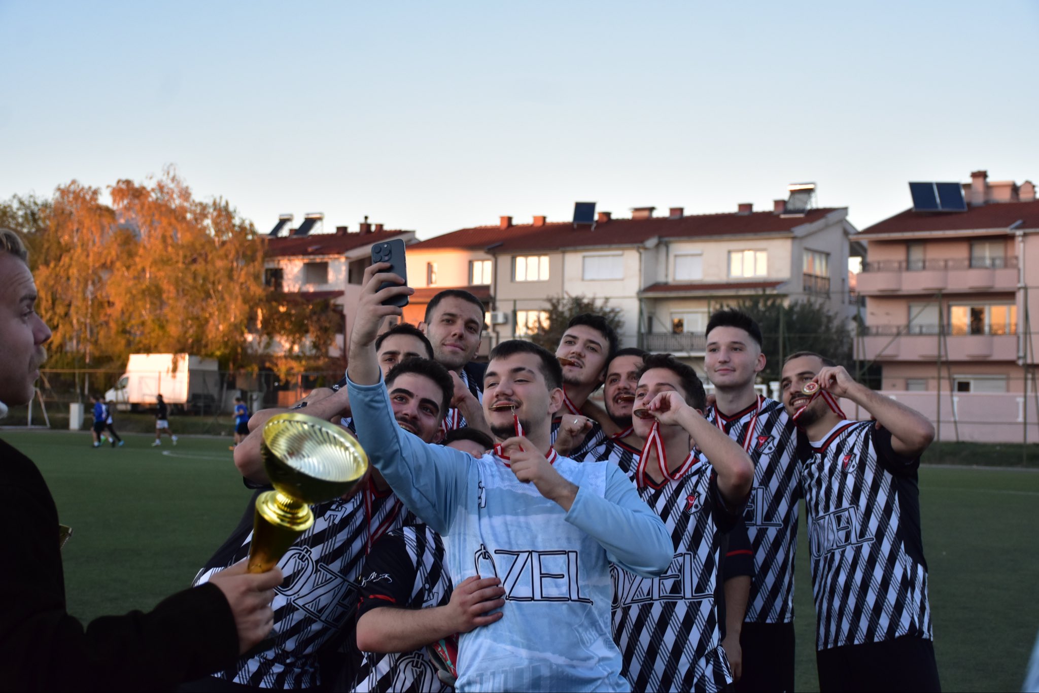 Üsküp 1911 futbolcularının kupa sevinci