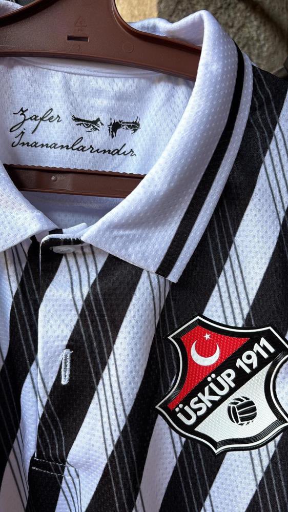 Üsküp 1911 forması — yakasında 'Zafer İnananlarındır' yazısı
